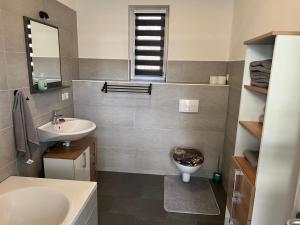 a bathroom with a sink and a toilet at Grosse Möblierte Wohnung Zu Vermieten an der BAB 15 in Kolkwitz