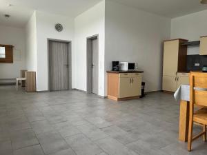 a room with a kitchen with a tile floor at Grosse Möblierte Wohnung Zu Vermieten an der BAB 15 in Kolkwitz