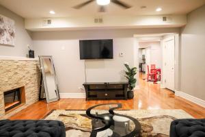 Televisyen dan/atau pusat hiburan di Gorgeous 4BDR in Chicago,15mins from DWTN +41 gambar