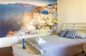 イタパリカ・タウンにあるCasa de Dona Jó - Ilha de Itaparicaのサントリーニの壁画が施されたベッドルーム