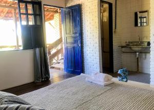 イタパリカ・タウンにあるCasa de Dona Jó - Ilha de Itaparicaの青いドアとシンクが備わる客室です。 +36枚の写真