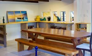 イタパリカ・タウンにあるCasa de Dona Jó - Ilha de Itaparicaのダイニングルーム(木製テーブル、ベンチ付)