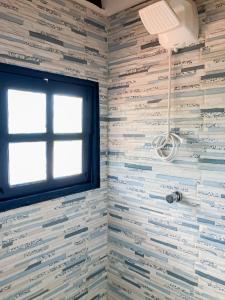 イタパリカ・タウンにあるCasa de Dona Jó - Ilha de Itaparicaのバスルーム(リサイクルタイル張りの壁付)