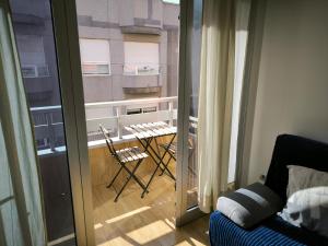 Zimmer mit einem Balkon mit einem Tisch und einem Stuhl in der Unterkunft Relax and Beach in Las Palmas de Gran Canaria