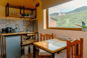 een kleine keuken met een tafel en een raam bij Berberis Apart in El Chalten +8 foto's