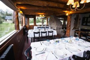 a dining room with a table with white plates at Paralelo 41 in San Carlos de Bariloche