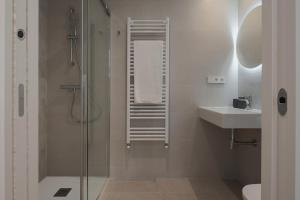 a bathroom with a shower and a sink at Avós Apartamentos in Monforte de Lemos