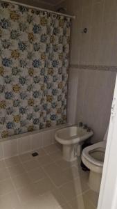 ein Badezimmer mit Toilette und Waschbecken in der Unterkunft Casa Chalet Lamar alojamiento entero in Santa Clara del Mar