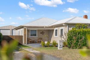 阿勒达拉Fish Cottage Ulladulla - Linen not supplied - 3 bedroom house - sleeps 8 - pet friendly的悉尼郊区的住宅