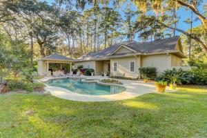 una casa con piscina nel cortile di Outdoor Cabana - Firepit - Private Pool & Spa - Pet Friendly - 72 Baynard Cove Road a Hilton Head Island