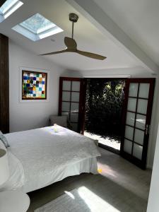 Postel nebo postele na pokoji v ubytování Oma’s Kitchen at Creegans Cottage + 37 fotografií