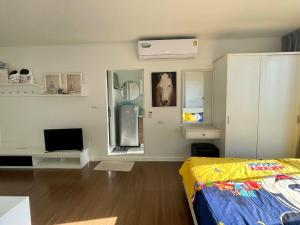 A bed or beds in a room at คอนโดบ้านทิวลมชะอำ