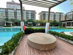 The swimming pool at or close to คอนโดบ้านทิวลมชะอำ