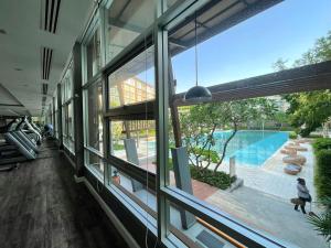 The swimming pool at or close to คอนโดบ้านทิวลมชะอำ