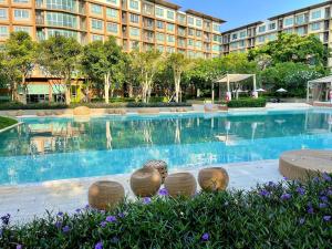 The swimming pool at or close to คอนโดบ้านทิวลมชะอำ