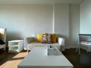 A seating area at คอนโดบ้านทิวลมชะอำ