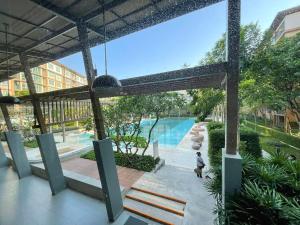 The swimming pool at or close to คอนโดบ้านทิวลมชะอำ
