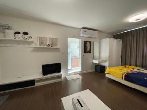 A television and/or entertainment centre at คอนโดบ้านทิวลมชะอำ