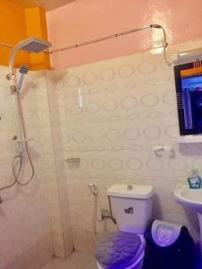 une salle de bain avec toilettes, lavabo et douche dans l'établissement Mini Studio tres chic, à Dakar 26 autres photos