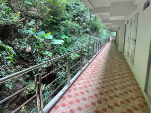 una pasarela en un edificio con un pasillo con árboles en Aonang Mountain View, en Ao Nang Beach 3 fotos más