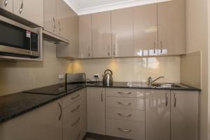 A kitchen or kitchenette at The Good Life B&B