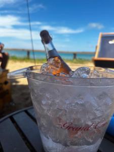 een fles bier in een emmer ijs bij Casa com piscina in Búzios