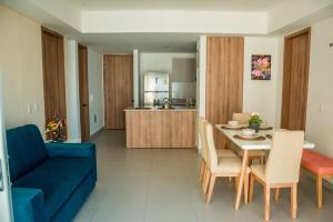 a living room with a blue couch and a table at Lindo Apartamento en rodadero sur in Gaira