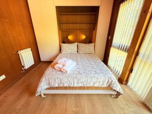 a bedroom with a bed with a stuffed animal on it at Hermoso monoambiente en el centro de SMA, muy cálido y modernoso V407 in San Martín de los Andes