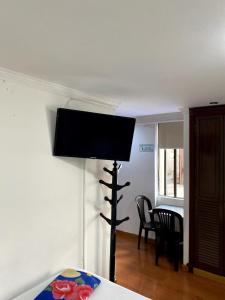 TV a/nebo společenská místnost v ubytování Hotel Quintas de Bogotá
