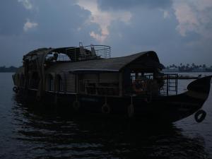 船屋附近的河景