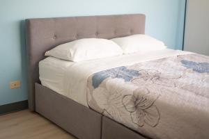 - un grand lit avec une couverture de fleurs dans l'établissement Waikiki Seaside Monarch Paradise Hotel Studio Near Waikiki - Mountain and City View - Full Kitchen, à Honolulu 28 autres photos