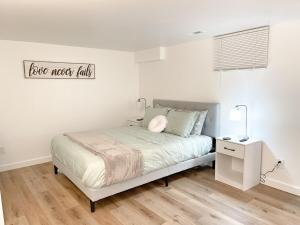 een slaapkamer met een bed en een bord met daarop: bij Charming 2BR 2BA in Great Falls! in Great Falls