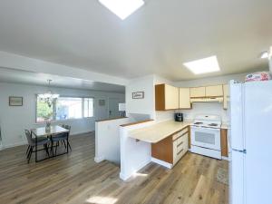 een open keuken en eetkamer met een tafel bij Charming 2BR 2BA in Great Falls! in Great Falls
