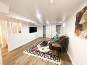 een woonkamer met een bank en een tv bij Charming 2BR 2BA in Great Falls! in Great Falls