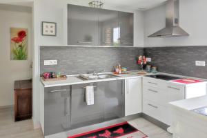 a kitchen with a sink and a counter top at Charmante Maison à Fort-Moville avec Terrasse Privée in Fort-Moville