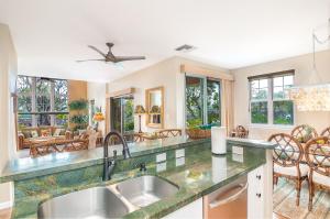Una cocina con fregadero y una sala de estar. en Hilton Pool Pass included - Luxury Waikoloa Retreat - 3BR, en Waikoloa
