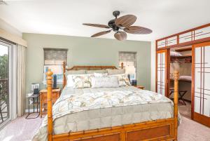 Un dormitorio con una cama y un ventilador de techo. en Hilton Pool Pass included - Luxury Waikoloa Retreat - 3BR, en Waikoloa 46 fotos más