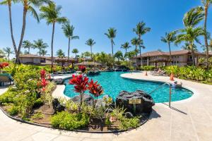 una piscina en un resort con palmeras en Hilton Pool Pass included - Luxury Waikoloa Retreat - 3BR, en Waikoloa