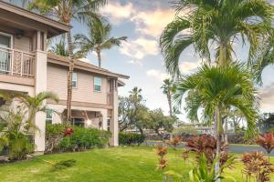 una casa con palmeras frente a un patio en Hilton Pool Pass included - Luxury Waikoloa Retreat - 3BR, en Waikoloa
