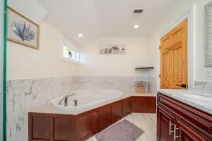 O baie la 383 - 3BR Quincy - Chic House near Adams Park +64 fotografii