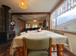 Nespecifikovaný výhled na hory nebo výhled na hory při pohledu z prázdninového domu