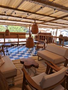 ein Wohnzimmer mit Stühlen und einem Schachbrettboden in der Unterkunft Boêmia Suítes in Jacumã
