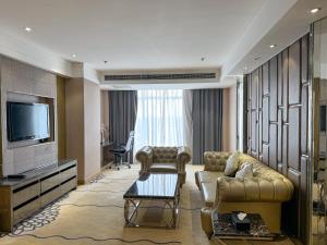 TV a/nebo společenská místnost v ubytování Suning Universal Hotel ALL-SUITES