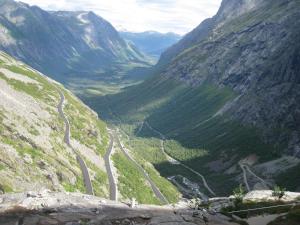 een kronkelende bergweg in een vallei in de bergen bij Panorama Cabin - Stunning Mountain Views and Outdoor Jacuzzi Option in Bjorli