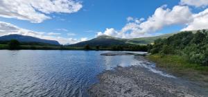 uitzicht op een rivier met bergen op de achtergrond bij Panorama Cabin - Stunning Mountain Views and Outdoor Jacuzzi Option in Bjorli
