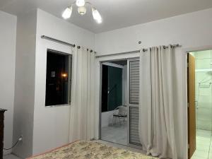 a white room with a shower curtain and a window at Casa ampla 200 m da praia Acesso Beto Carreiro World in Piçarras +48 photos