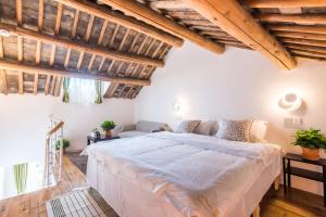 Un pat sau paturi într-o cameră la 苏州叙姑苏民宿-拙政园北寺塔地铁站店