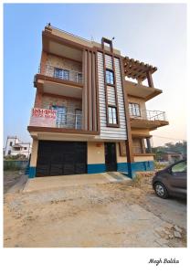 a building with a car parked in front of it at Megh Balika Santiniketan Family Homestay, The Best Homestay in Santiniketan in Shānti Niketan