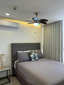a bedroom with a bed with a ceiling fan at Spectacular mountain views at San Pedro Sula in San Pedro Sula +13 photos