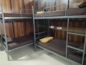 Palanda nebo palandy na pokoji v ubytování Sun Bright Residency Badlapur